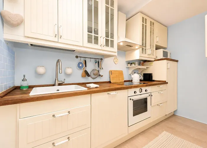 4Bnb - White Home - Private Garden Appartement *